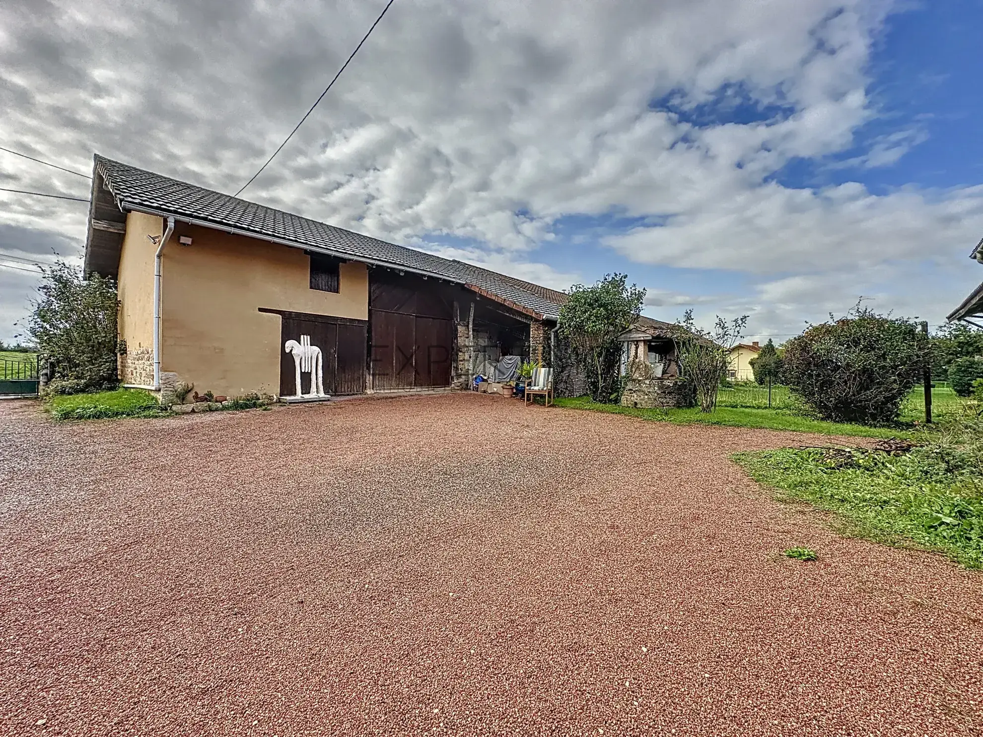 Maison de caractère à Romenay de 124 m² avec dépendance et grand potentiel 