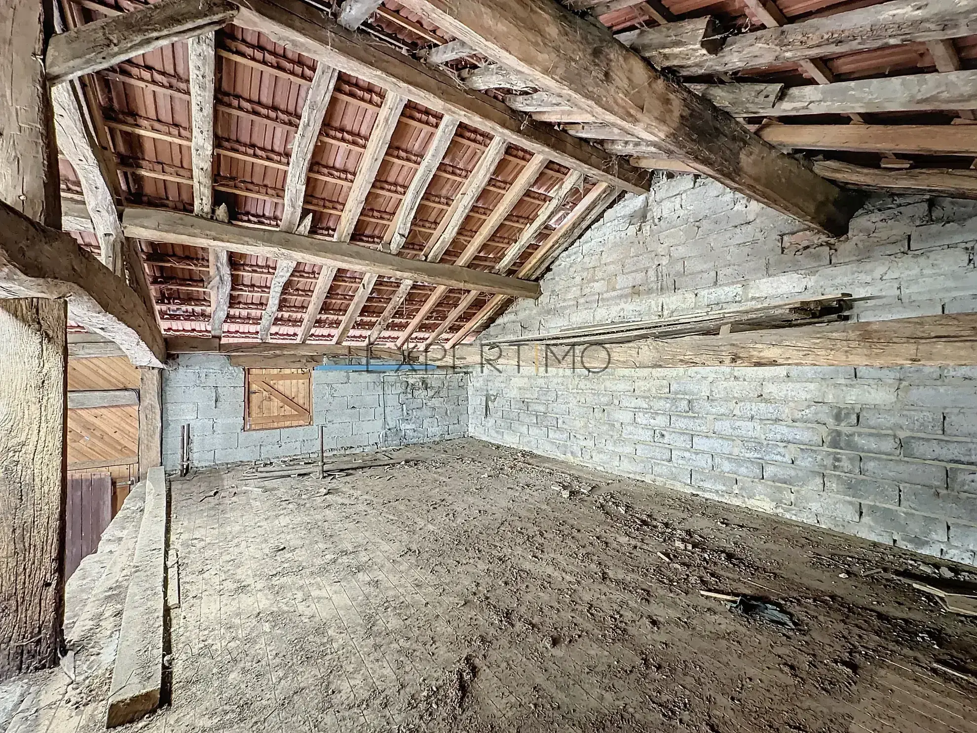 Maison de caractère à Romenay de 124 m² avec dépendance et grand potentiel 
