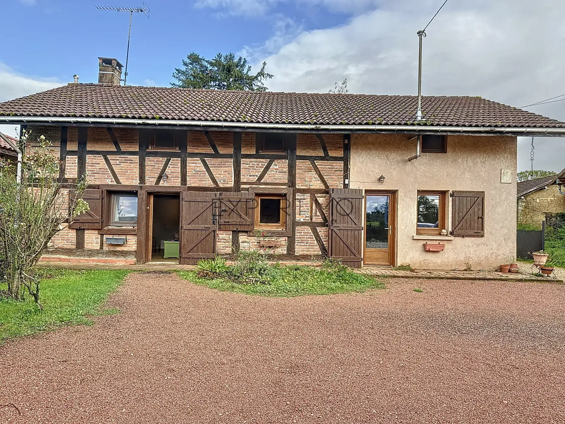 Maison de caractère à Romenay de 124 m² avec dépendance et grand potentiel 