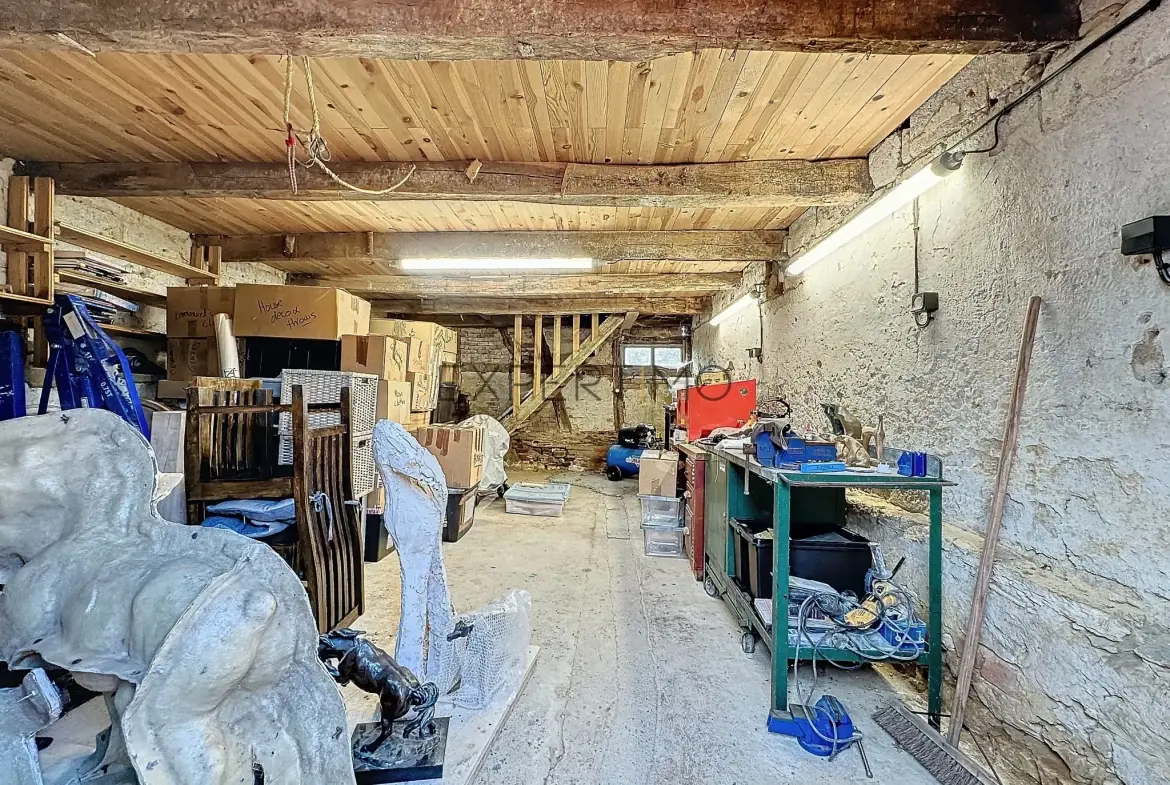 Maison de caractère à Romenay de 124 m² avec dépendance et grand potentiel 