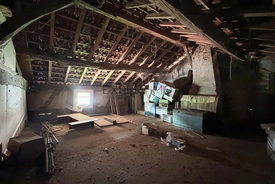 Maison de caractère à Romenay de 124 m² avec dépendance et grand potentiel 