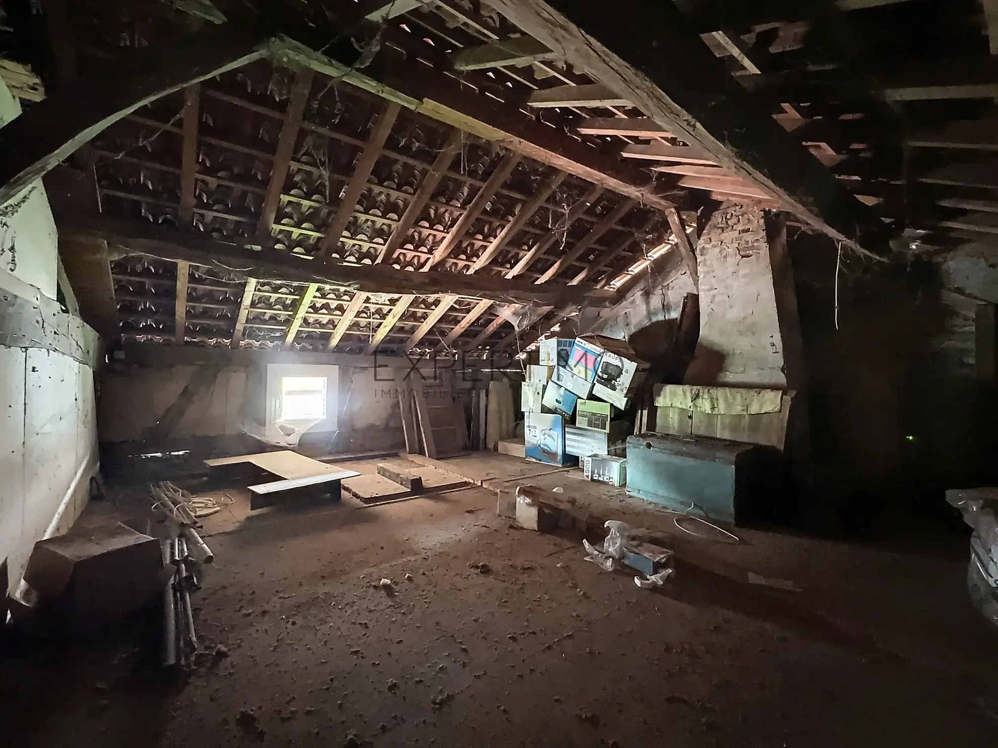 Maison de caractère à Romenay de 124 m² avec dépendance et grand potentiel 