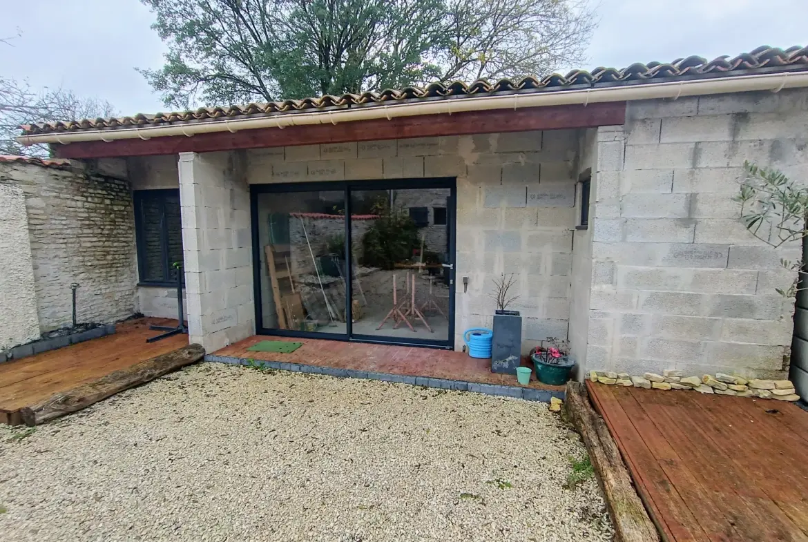 Charmante maison de campagne en pierre à Aubigné - 124 m², 3 chambres, dépendance, environnement calme 