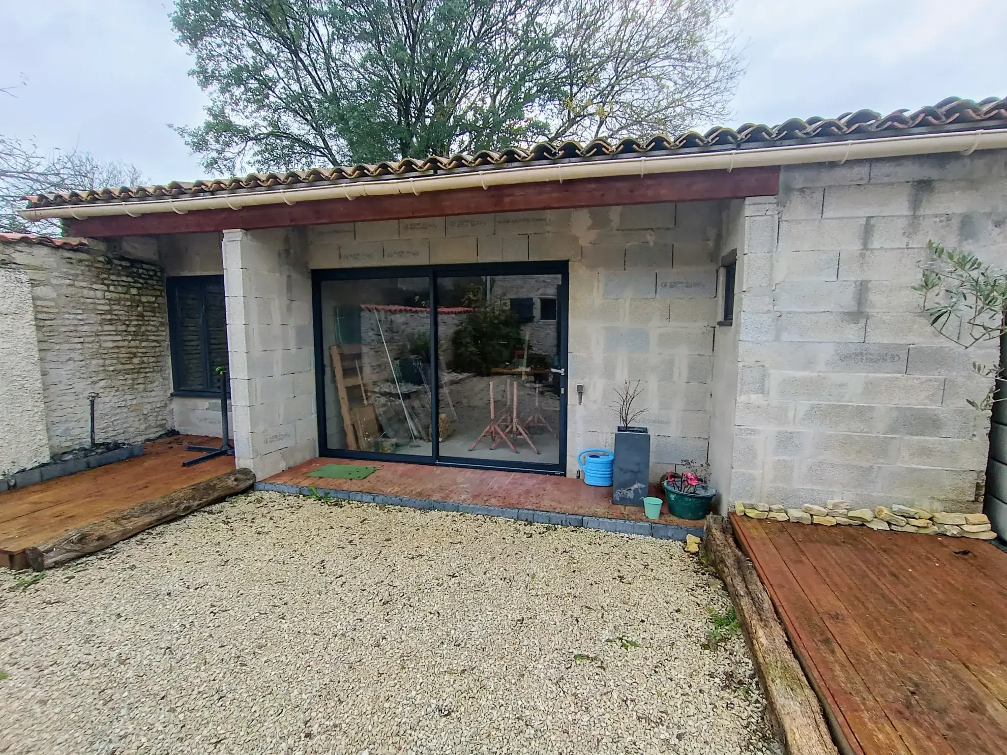 Charmante maison de campagne en pierre à Aubigné - 124 m², 3 chambres, dépendance, environnement calme 