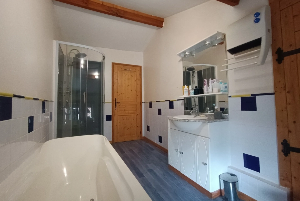 Charmante maison de campagne en pierre à Aubigné - 124 m², 3 chambres, dépendance, environnement calme 
