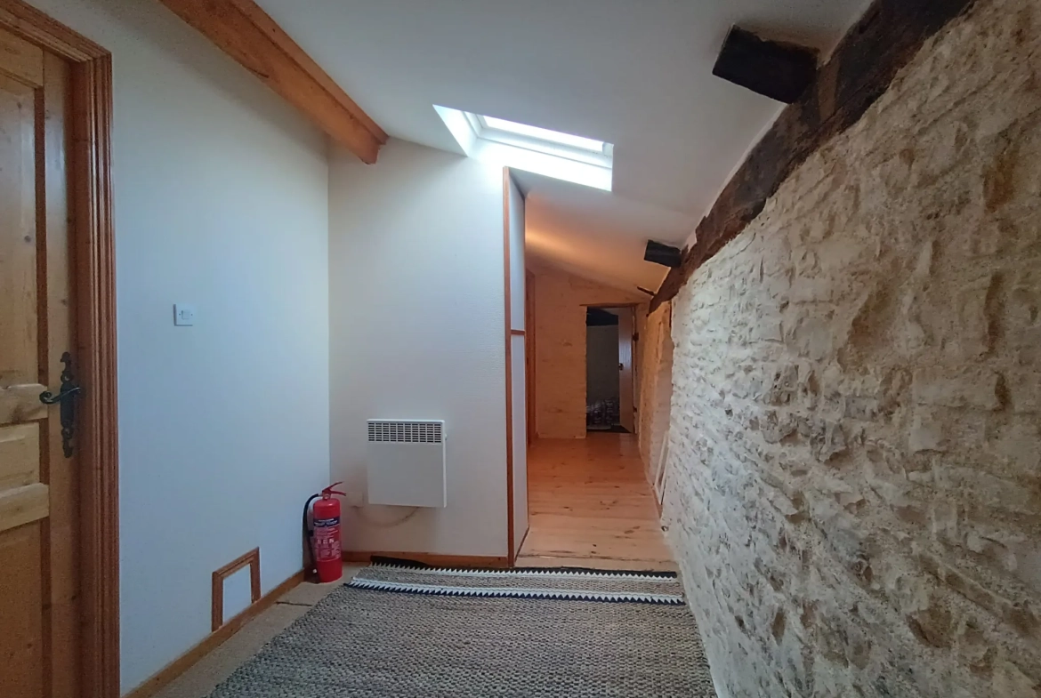 Charmante maison de campagne en pierre à Aubigné - 124 m², 3 chambres, dépendance, environnement calme 