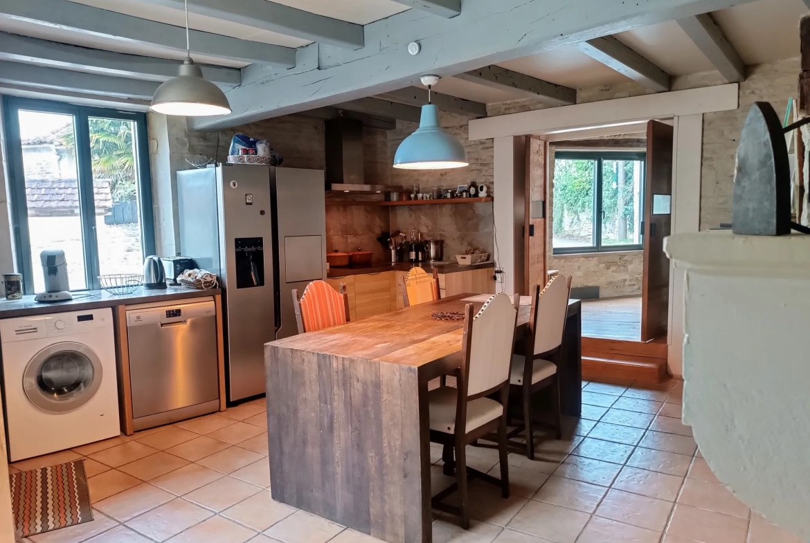 Charmante maison de campagne en pierre à Aubigné - 124 m², 3 chambres, dépendance, environnement calme 