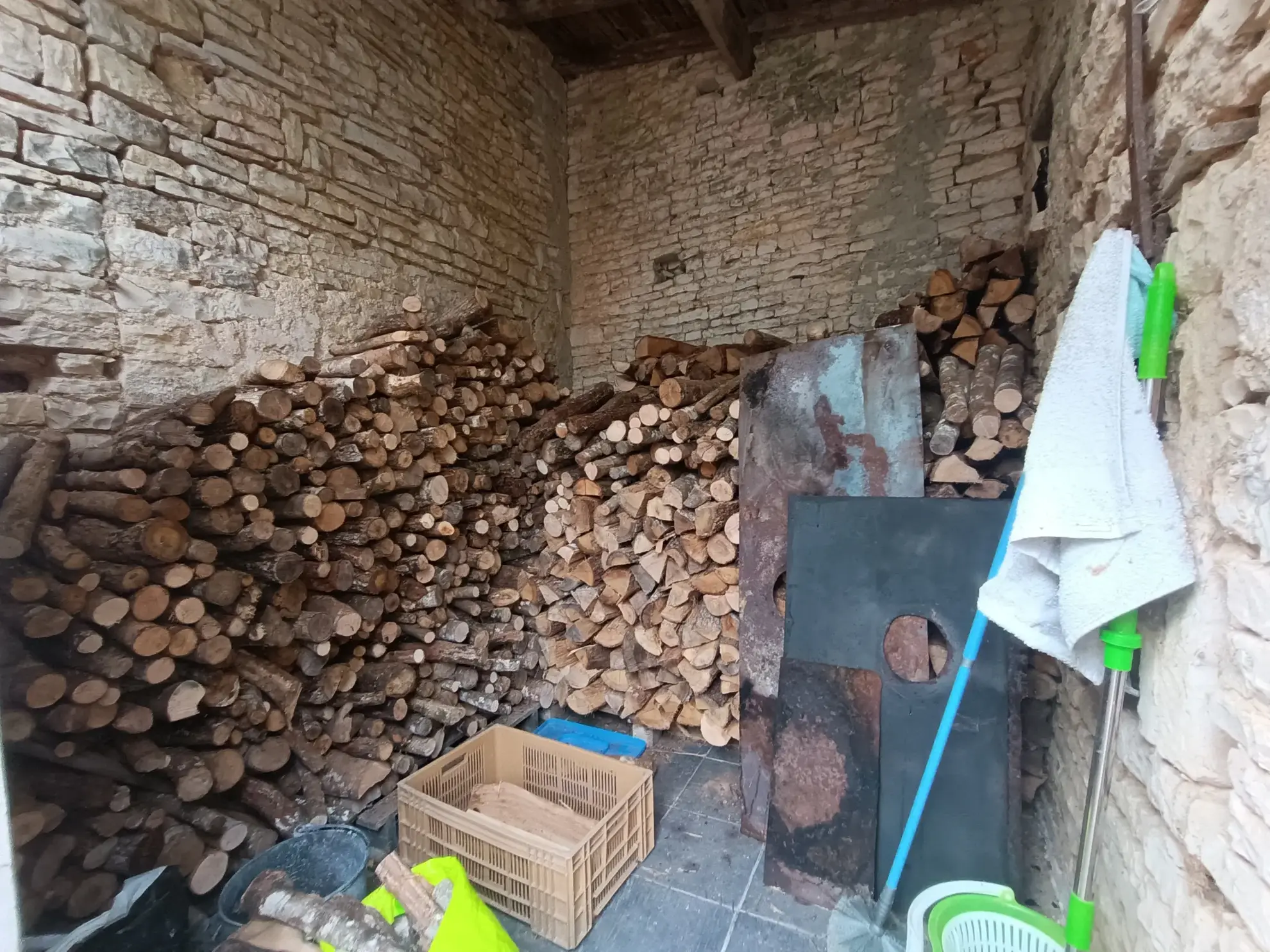Charmante maison de campagne en pierre à Aubigné - 124 m², 3 chambres, dépendance, environnement calme 