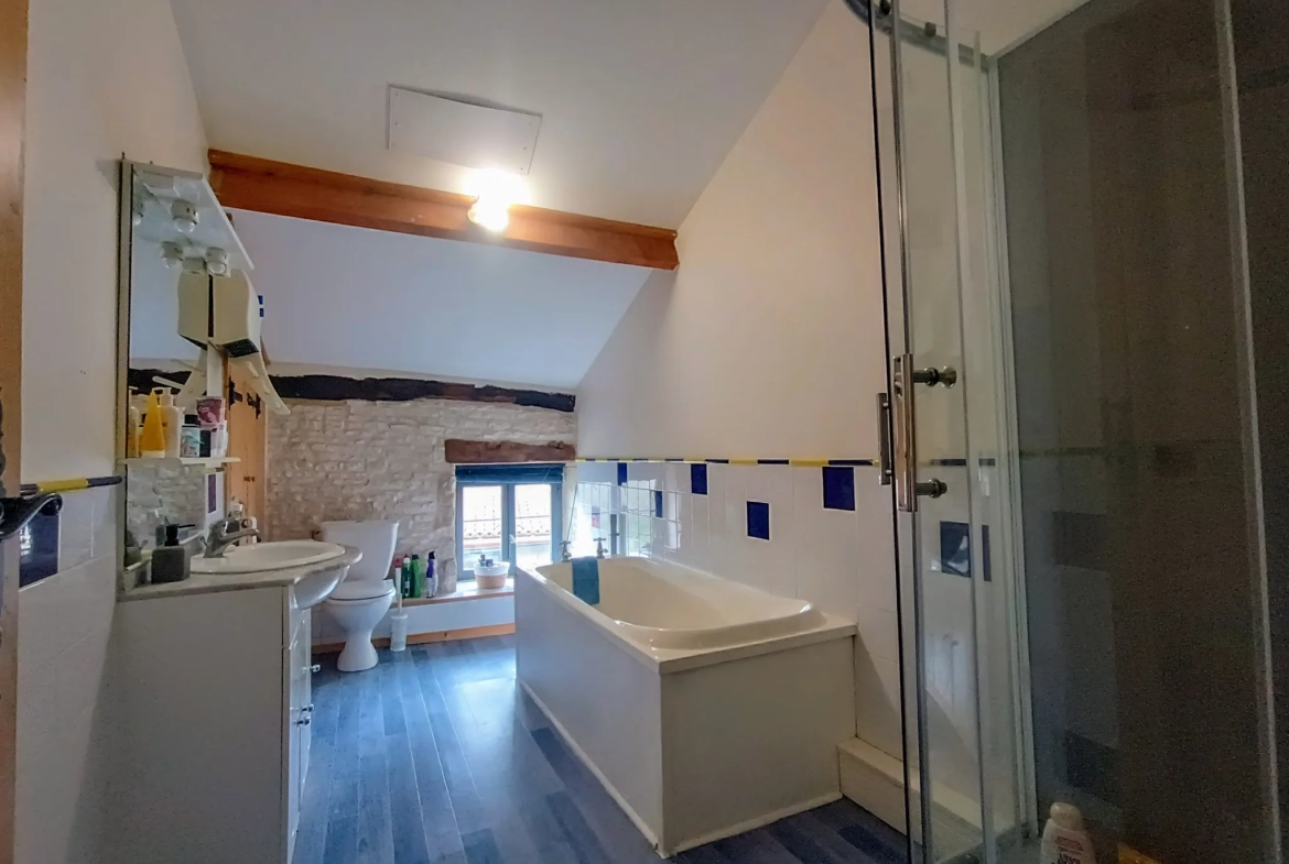 Charmante maison de campagne en pierre à Aubigné - 124 m², 3 chambres, dépendance, environnement calme 