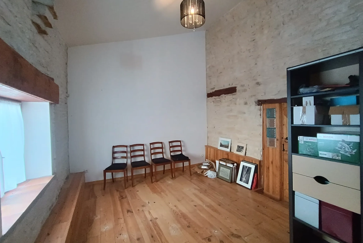 Charmante maison de campagne en pierre à Aubigné - 124 m², 3 chambres, dépendance, environnement calme 
