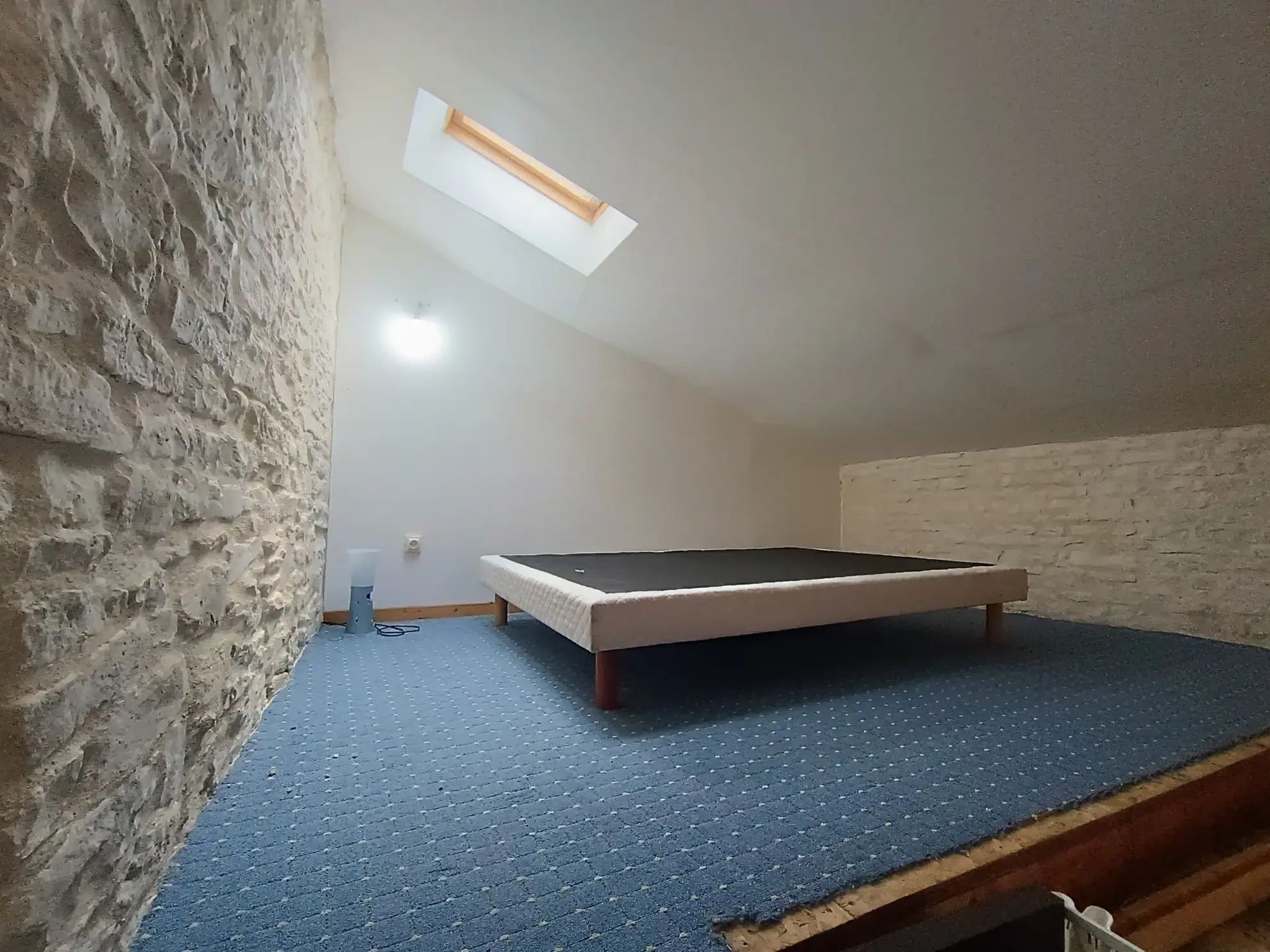 Charmante maison de campagne en pierre à Aubigné - 124 m², 3 chambres, dépendance, environnement calme 