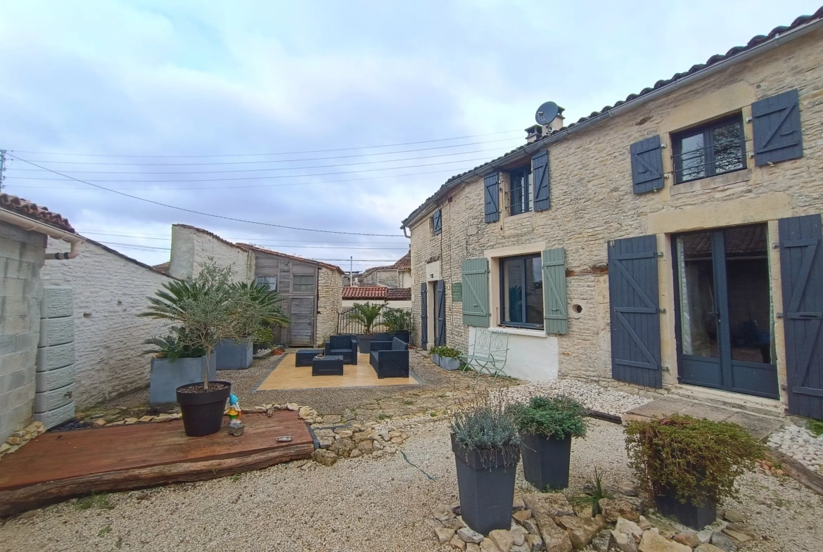 Charmante maison de campagne en pierre à Aubigné - 124 m², 3 chambres, dépendance, environnement calme 