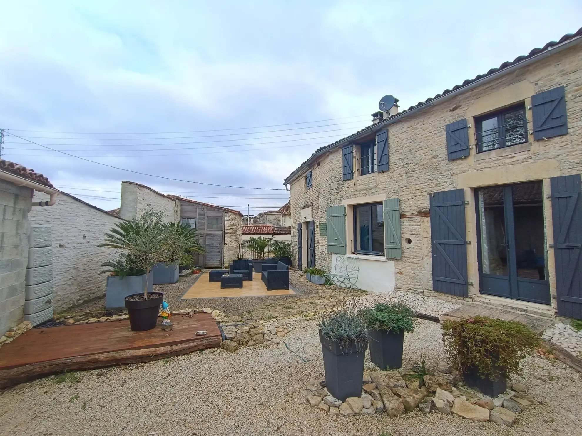 Charmante maison de campagne en pierre à Aubigné - 124 m², 3 chambres, dépendance, environnement calme 