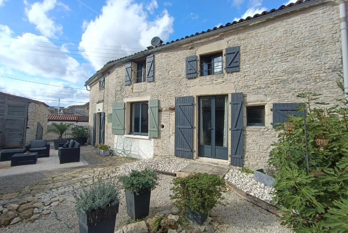 Charmante maison de campagne en pierre à Aubigné - 124 m², 3 chambres, dépendance, environnement calme 