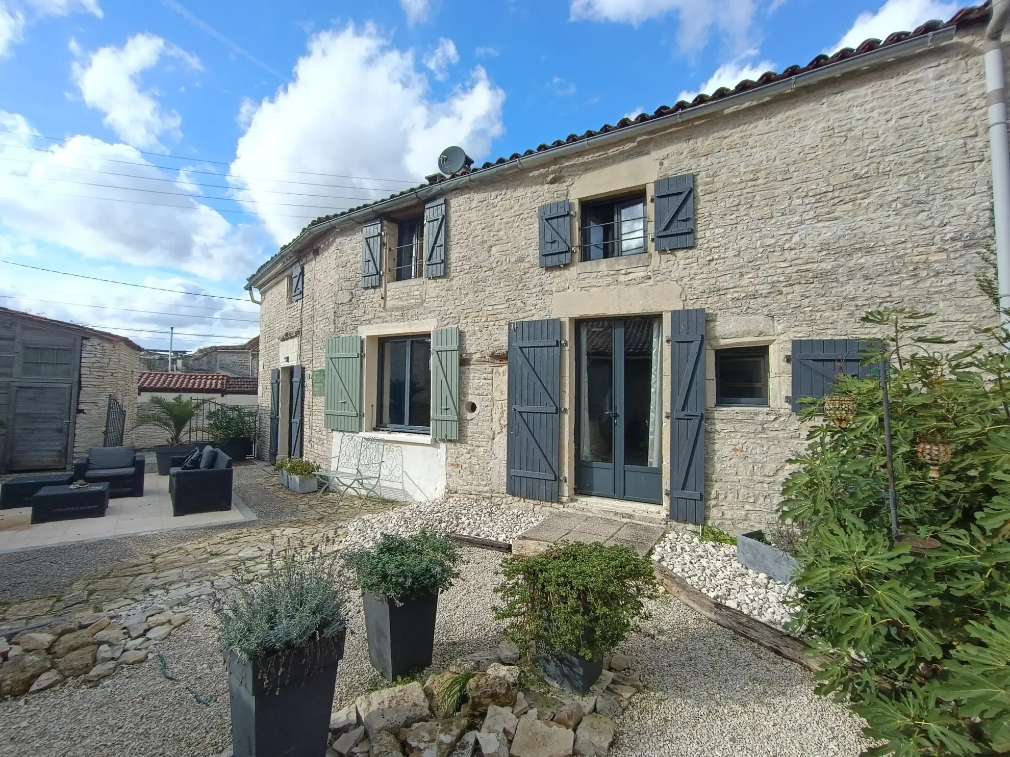 Charmante maison de campagne en pierre à Aubigné - 124 m², 3 chambres, dépendance, environnement calme 
