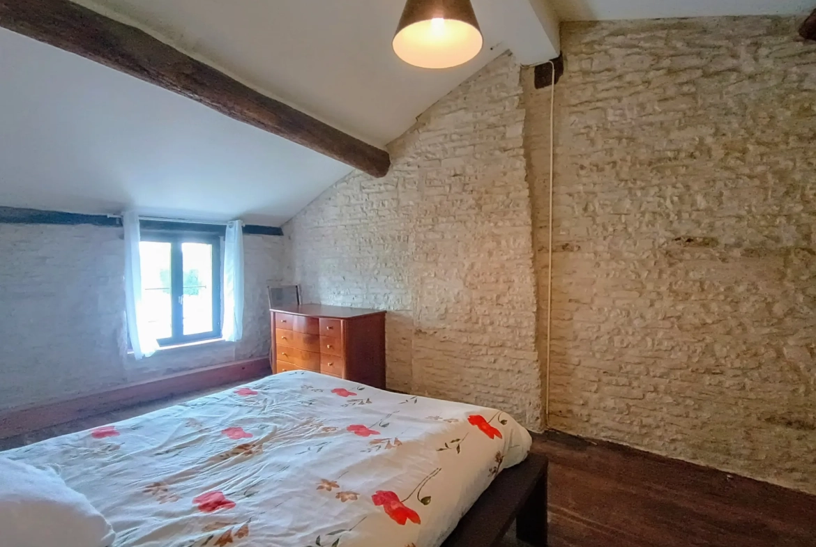 Charmante maison de campagne en pierre à Aubigné - 124 m², 3 chambres, dépendance, environnement calme 