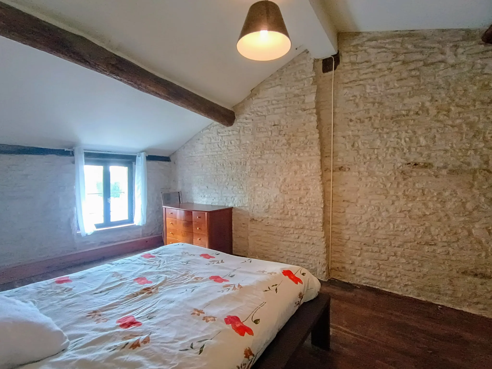 Charmante maison de campagne en pierre à Aubigné - 124 m², 3 chambres, dépendance, environnement calme 