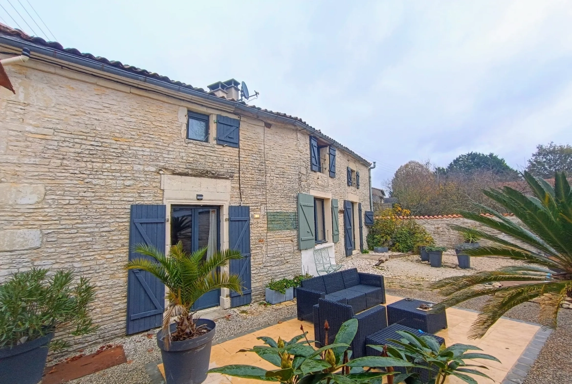 Charmante maison de campagne en pierre à Aubigné - 124 m², 3 chambres, dépendance, environnement calme 