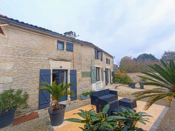 Charmante maison de campagne en pierre à Aubigné - 124 m², 3 chambres, dépendance, environnement calme