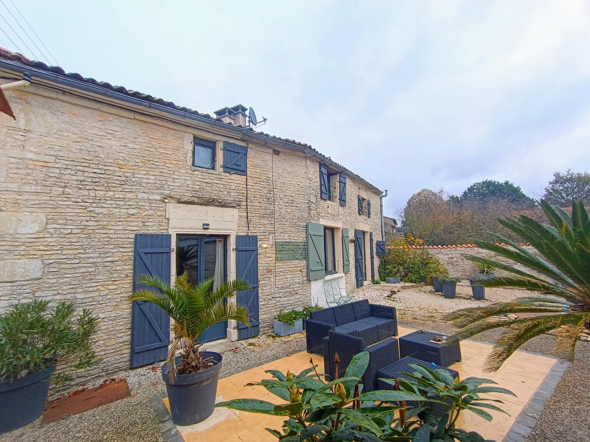 Charmante maison de campagne en pierre à Aubigné - 124 m², 3 chambres, dépendance, environnement calme 