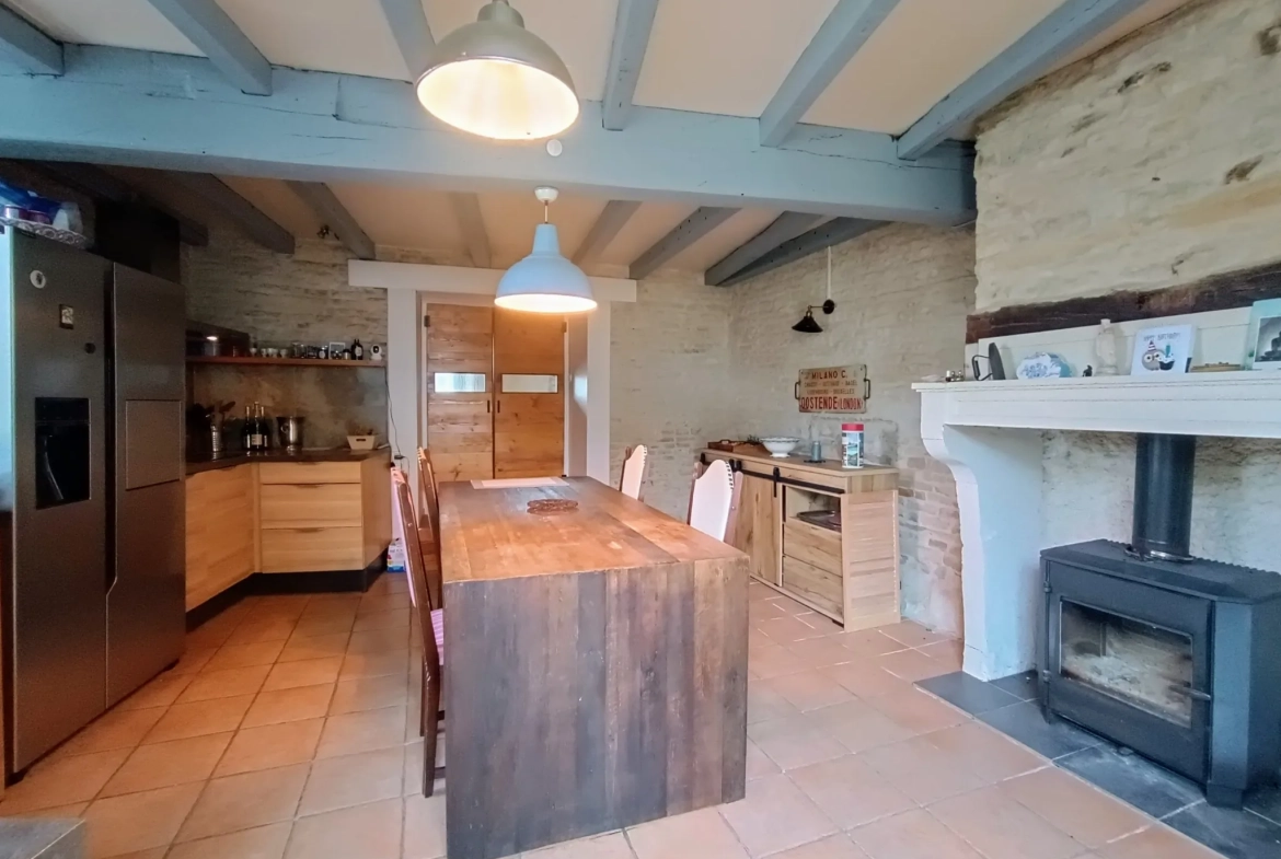 Charmante maison de campagne en pierre à Aubigné - 124 m², 3 chambres, dépendance, environnement calme 