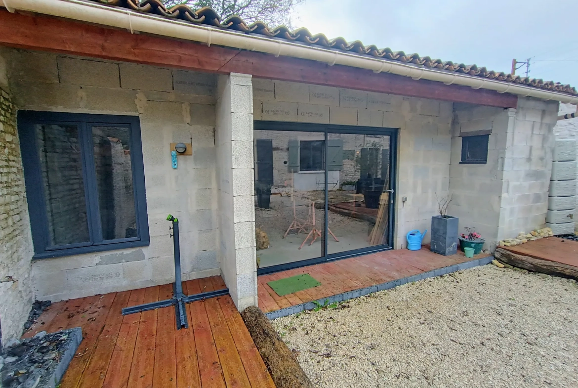 Charmante maison de campagne en pierre à Aubigné - 124 m², 3 chambres, dépendance, environnement calme 