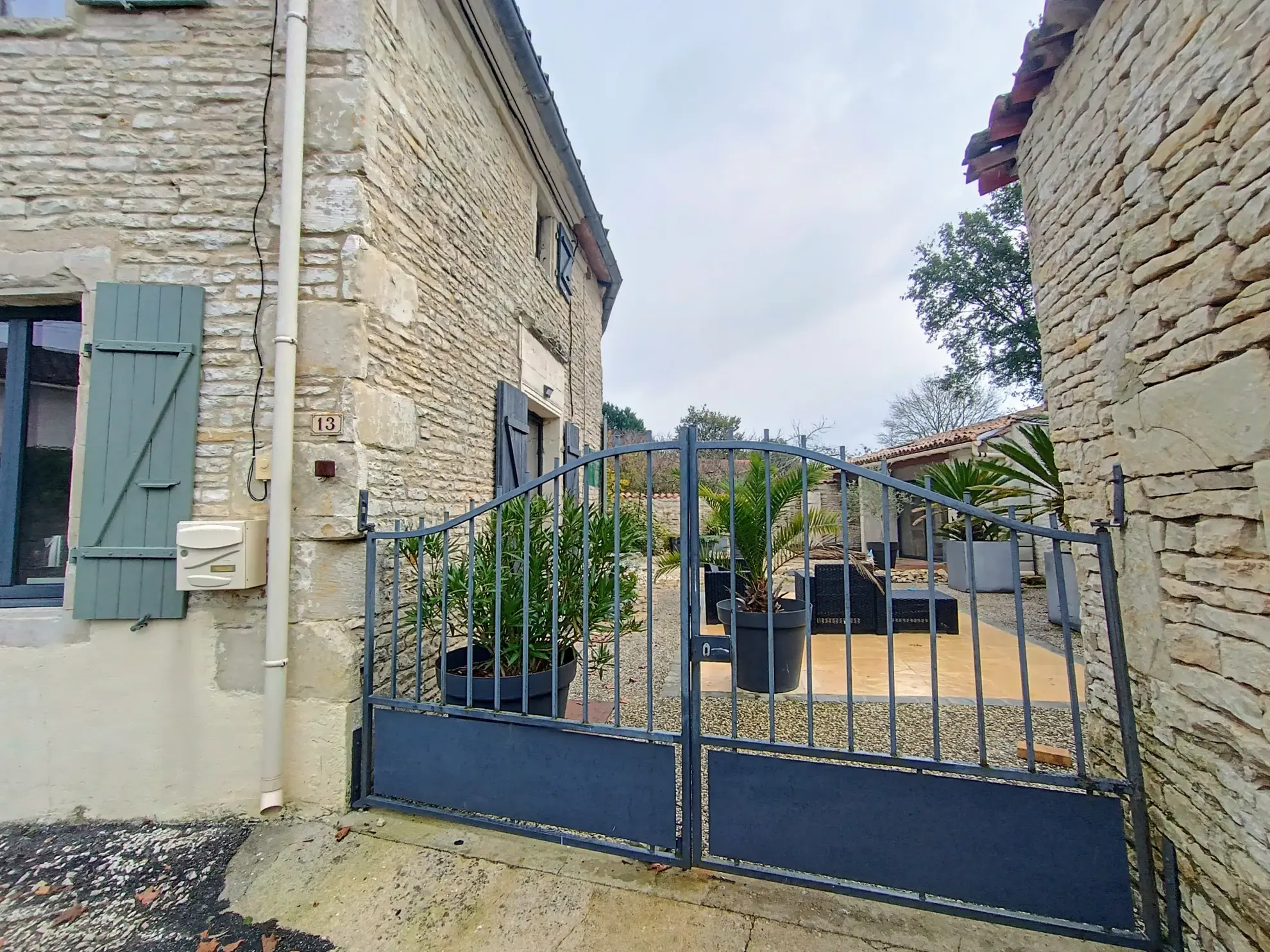 Charmante maison de campagne en pierre à Aubigné - 124 m², 3 chambres, dépendance, environnement calme 