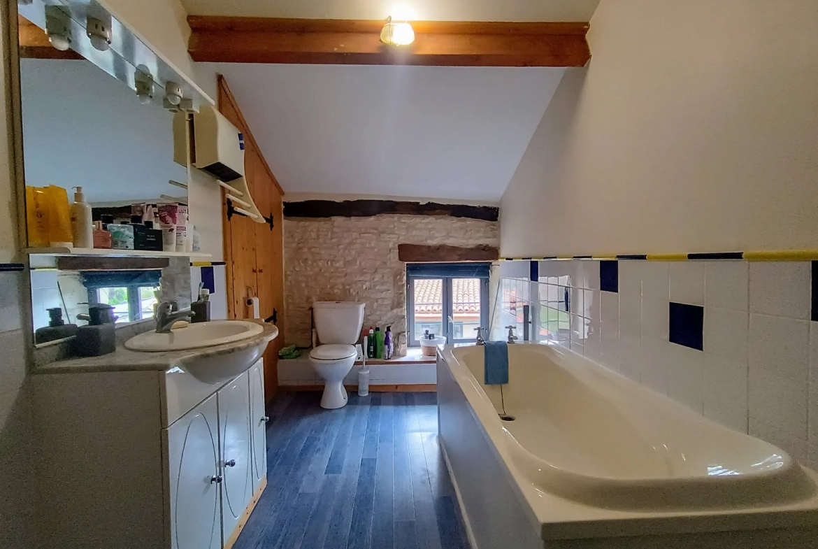 Charmante maison de campagne en pierre à Aubigné - 124 m², 3 chambres, dépendance, environnement calme 