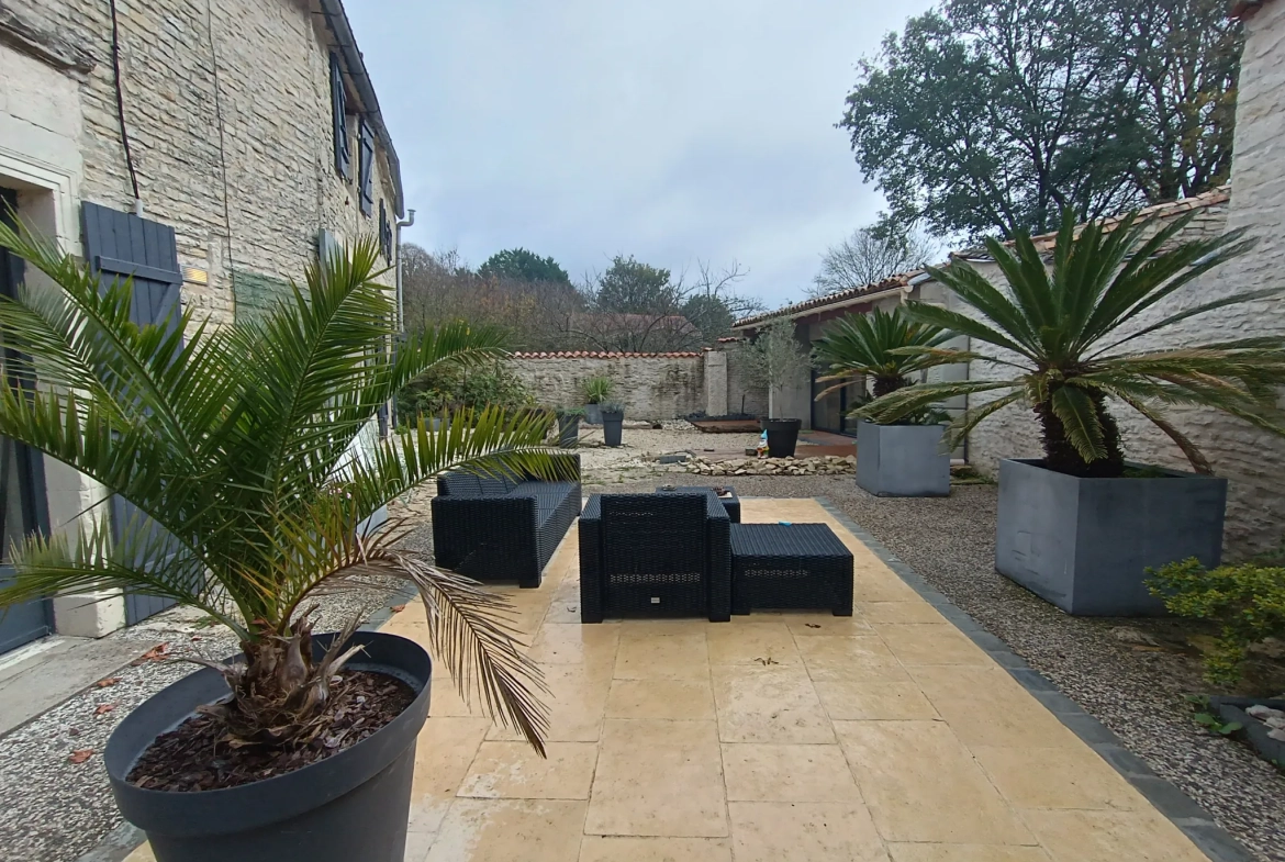 Charmante maison de campagne en pierre à Aubigné - 124 m², 3 chambres, dépendance, environnement calme 