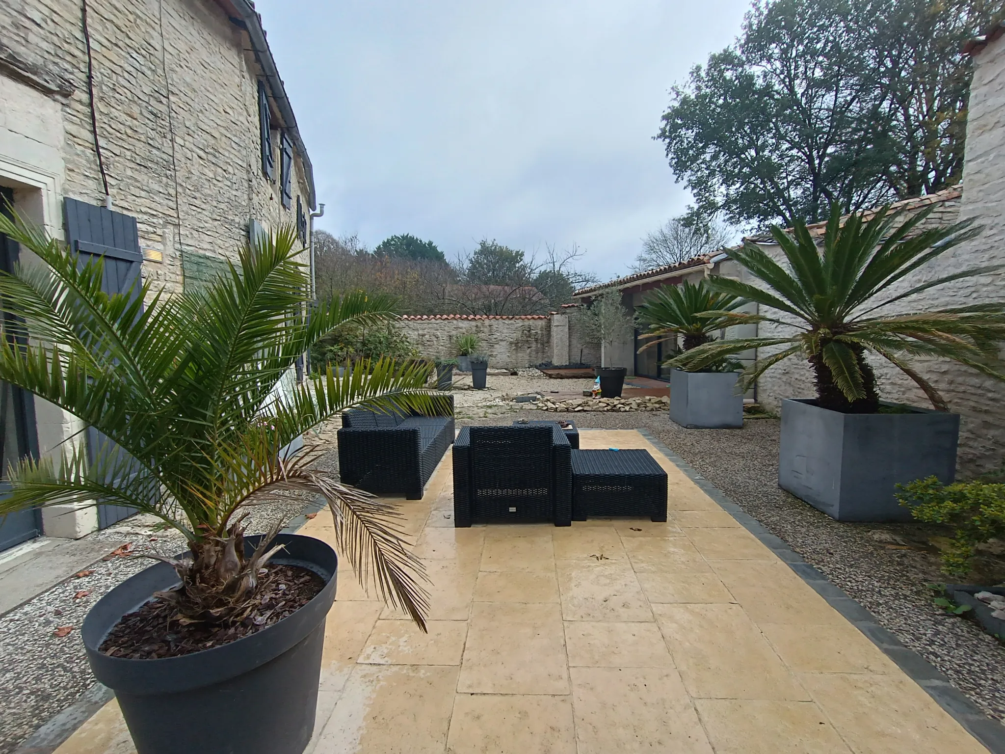 Charmante maison de campagne en pierre à Aubigné - 124 m², 3 chambres, dépendance, environnement calme 