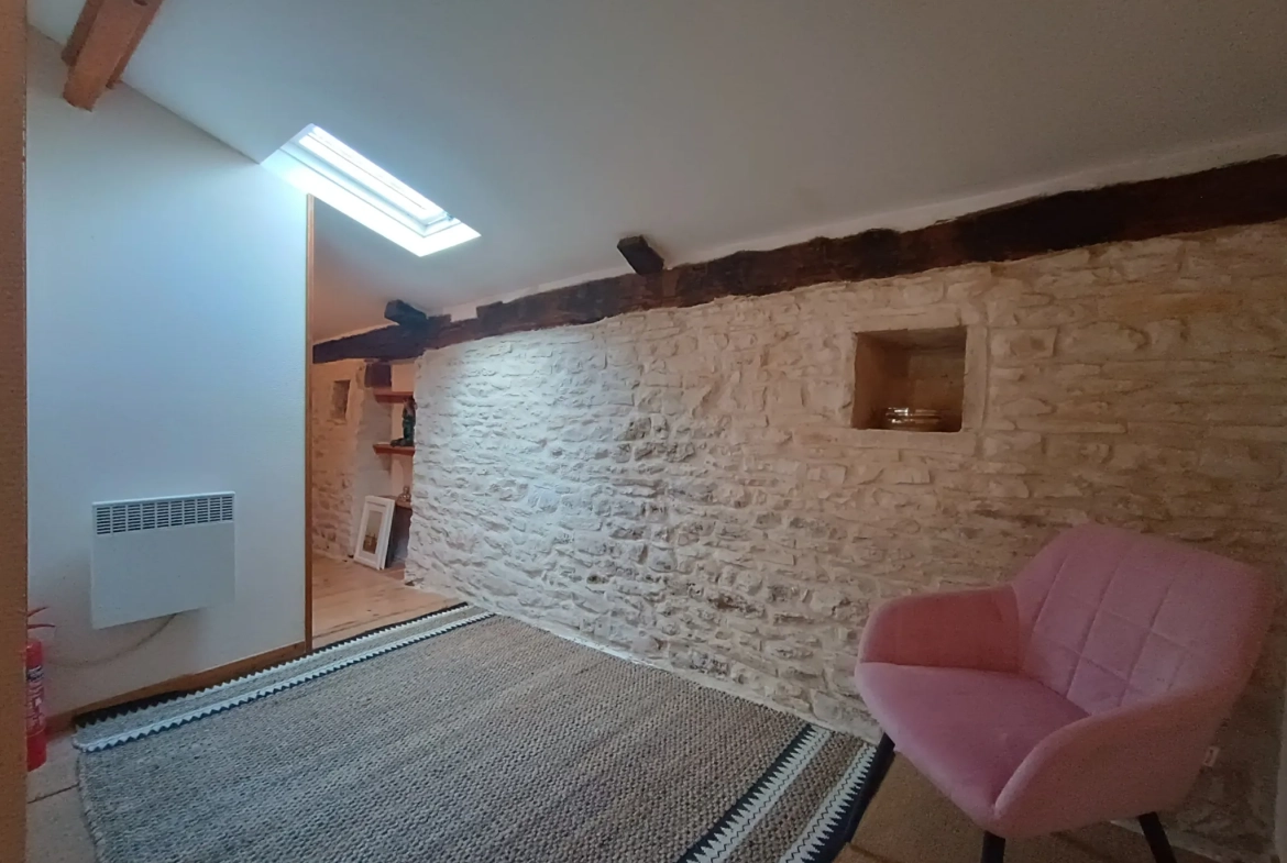 Charmante maison de campagne en pierre à Aubigné - 124 m², 3 chambres, dépendance, environnement calme 