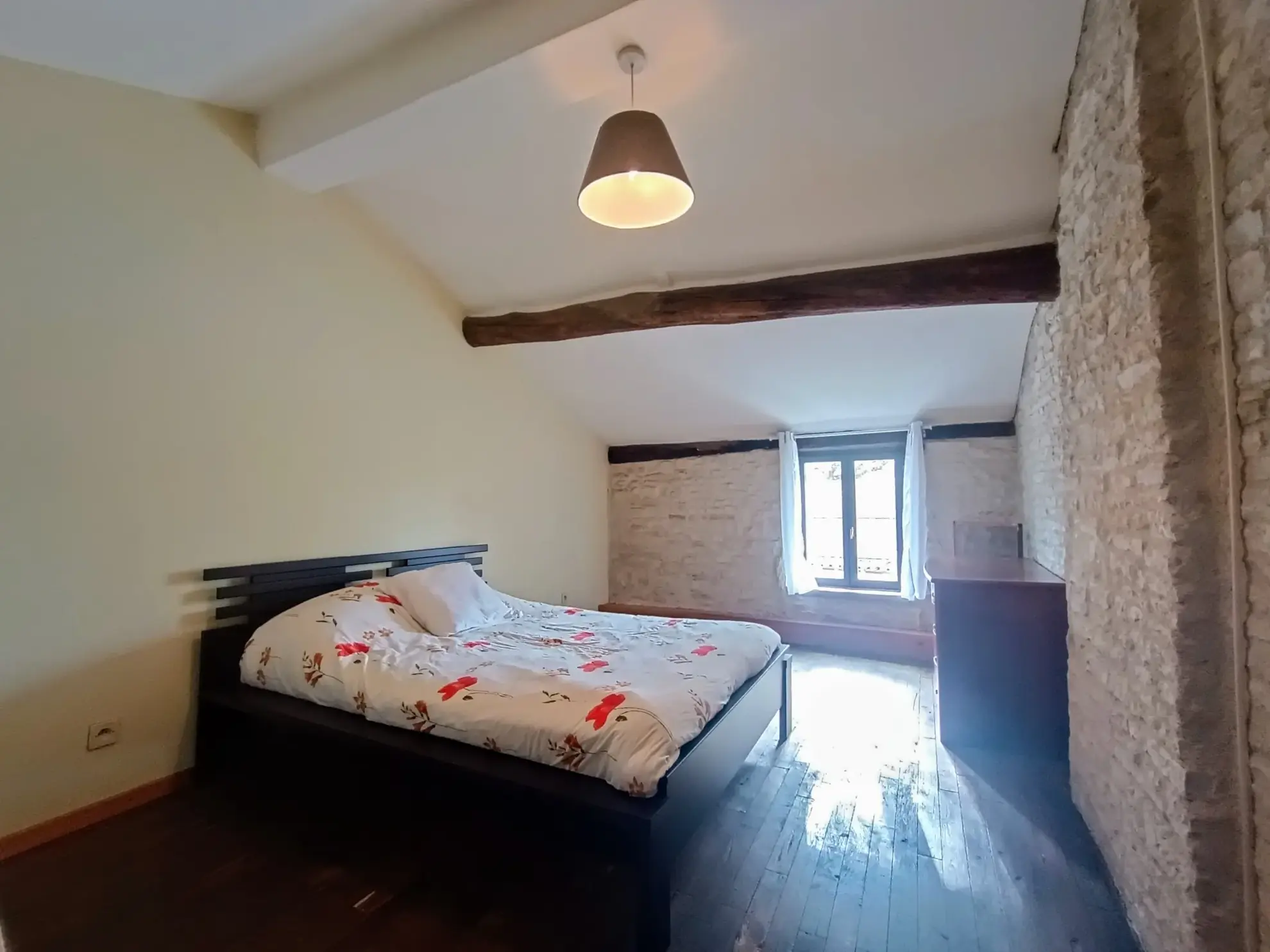 Charmante maison de campagne en pierre à Aubigné - 124 m², 3 chambres, dépendance, environnement calme 