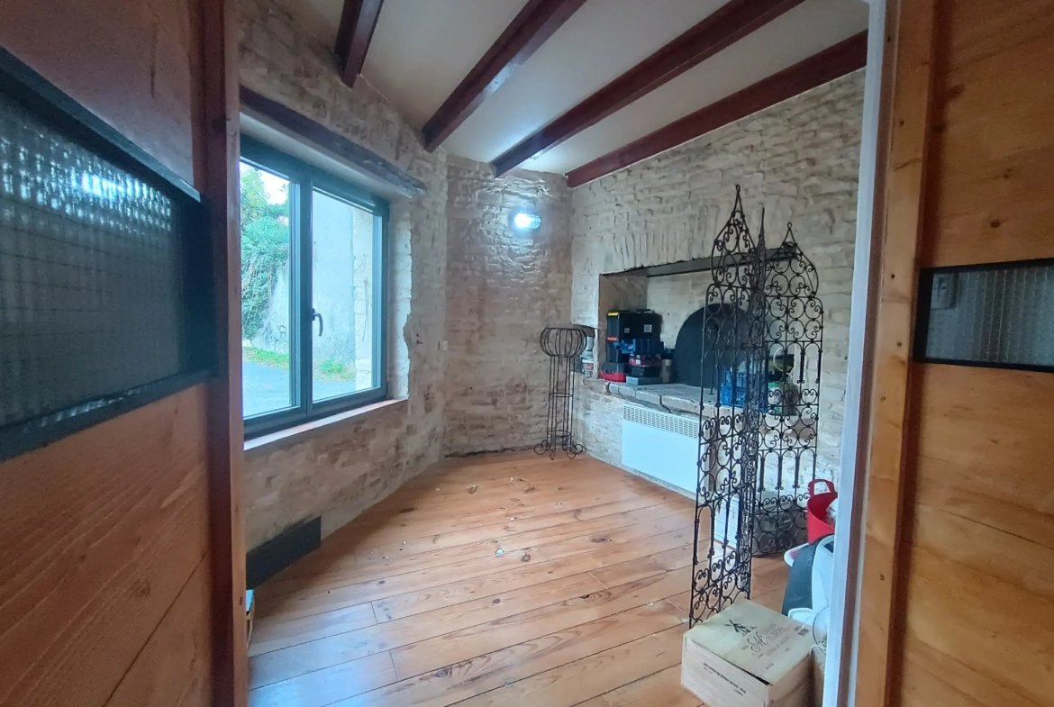 Charmante maison de campagne en pierre à Aubigné - 124 m², 3 chambres, dépendance, environnement calme 