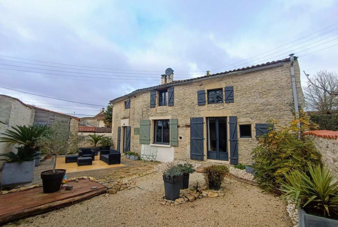 Charmante maison de campagne en pierre à Aubigné - 124 m², 3 chambres, dépendance, environnement calme 