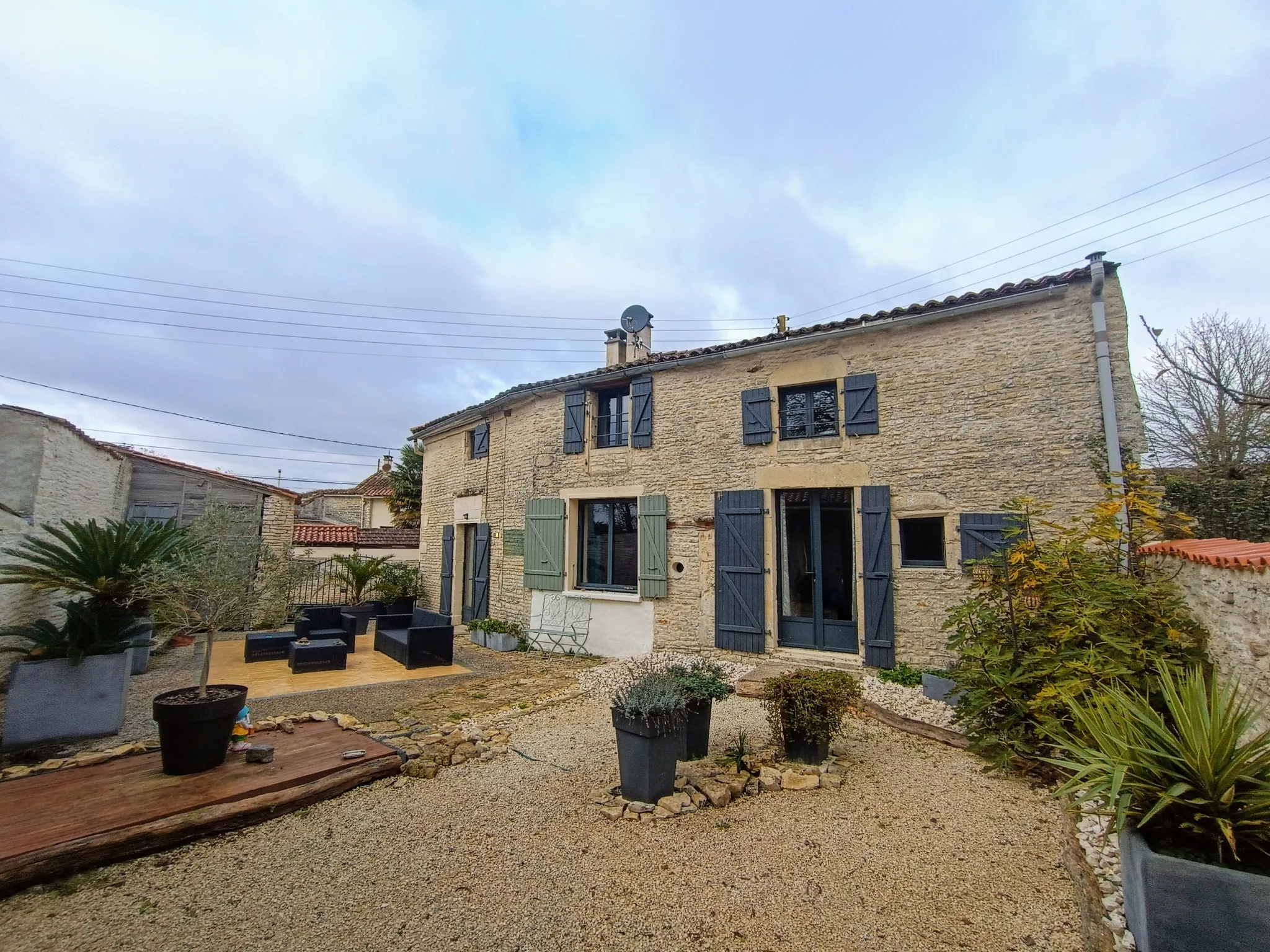Charmante maison de campagne en pierre à Aubigné - 124 m², 3 chambres, dépendance, environnement calme 