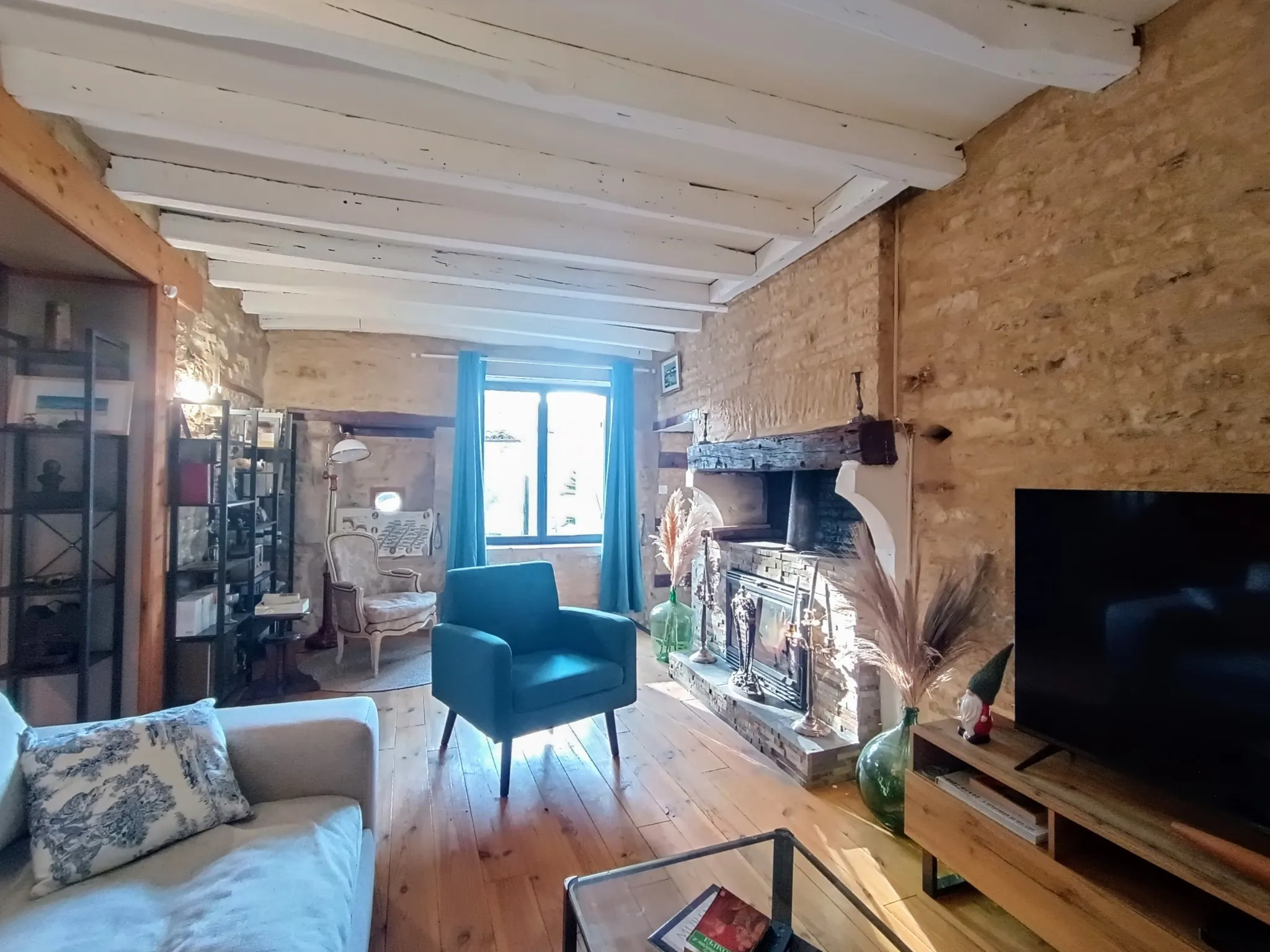 Charmante maison de campagne en pierre à Aubigné - 124 m², 3 chambres, dépendance, environnement calme 