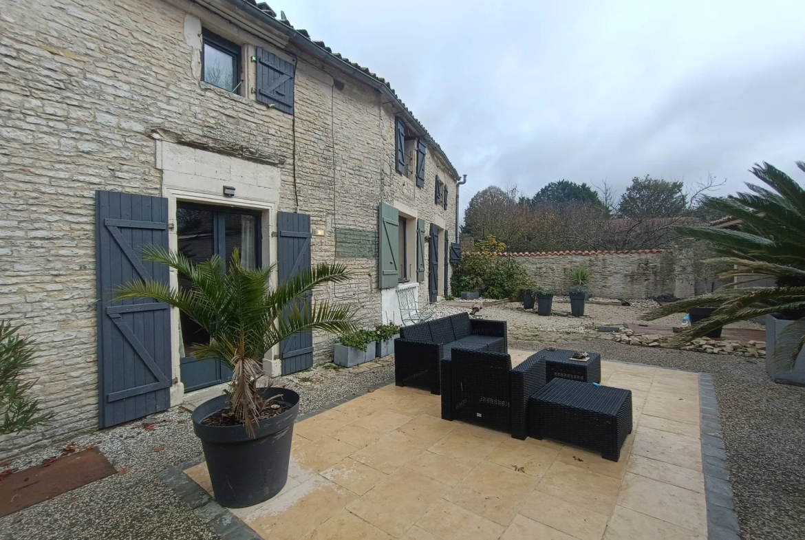 Charmante maison de campagne en pierre à Aubigné - 124 m², 3 chambres, dépendance, environnement calme 