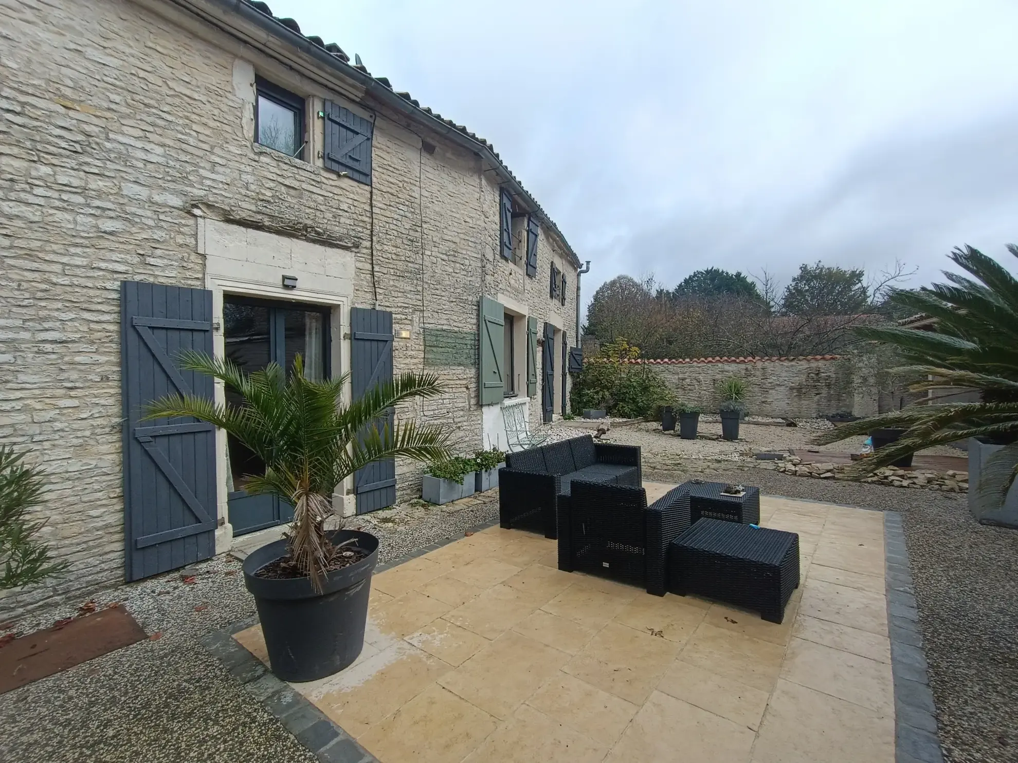Charmante maison de campagne en pierre à Aubigné - 124 m², 3 chambres, dépendance, environnement calme 