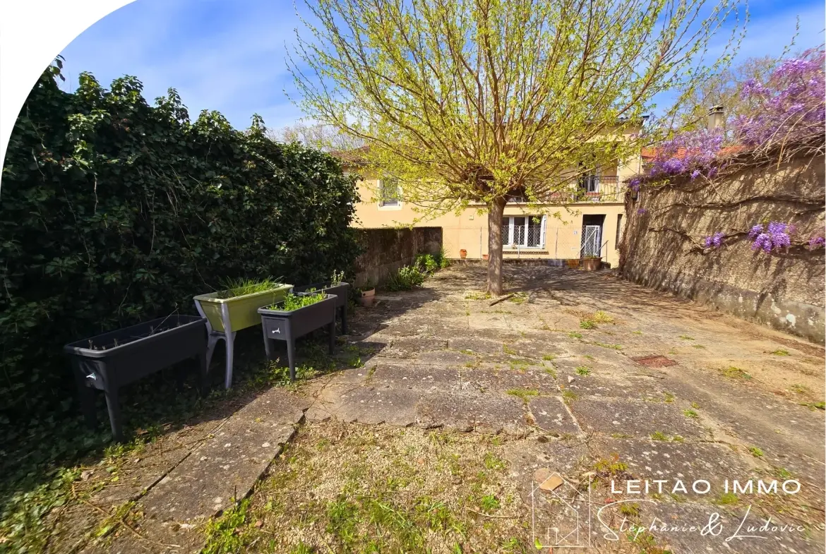 Belle maison de village à Castres avec terrain et potentiel d'aménagement 