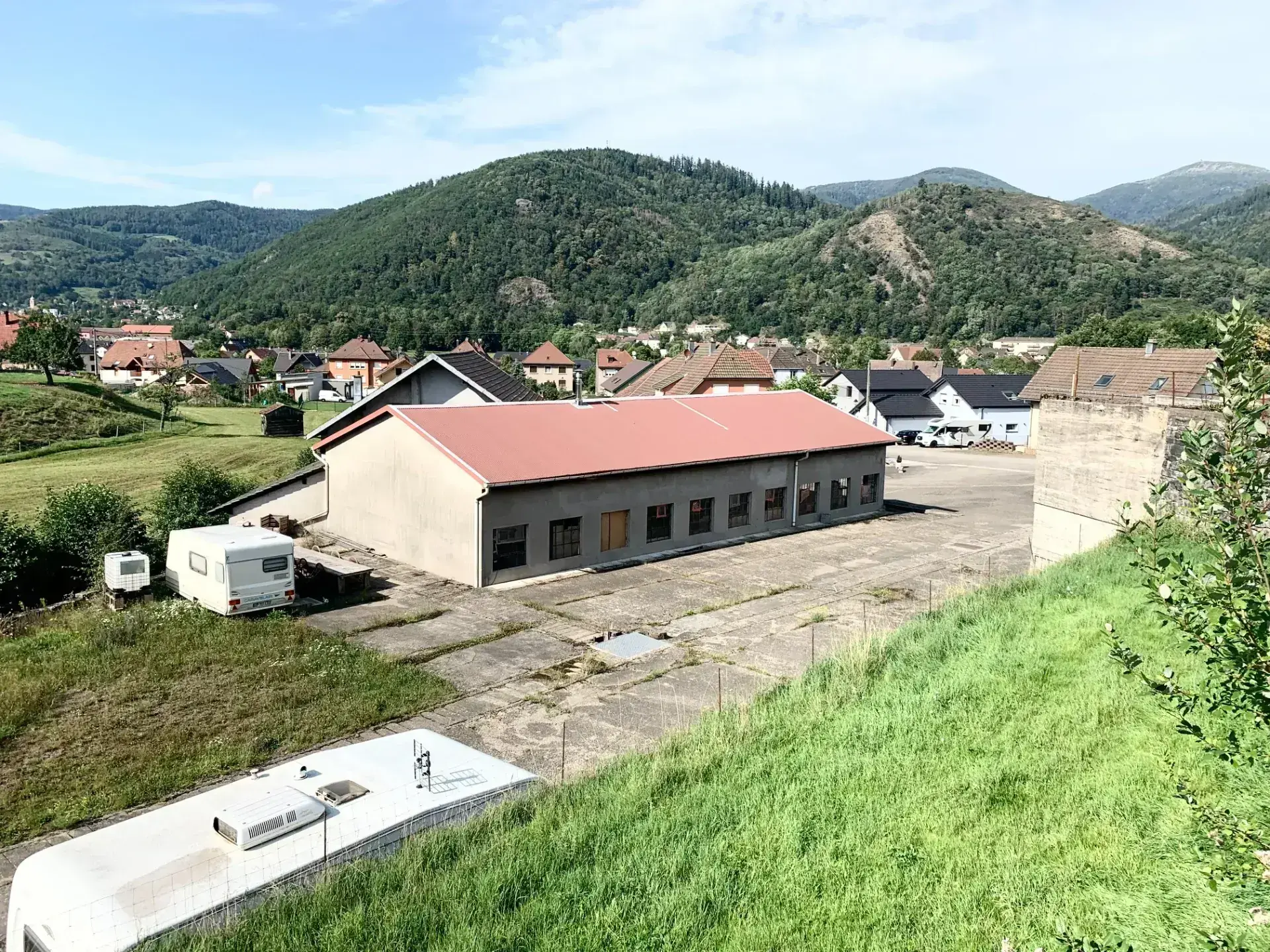 Ensemble immobilier à Moosch avec étang, forêt et terrain constructible en vente 