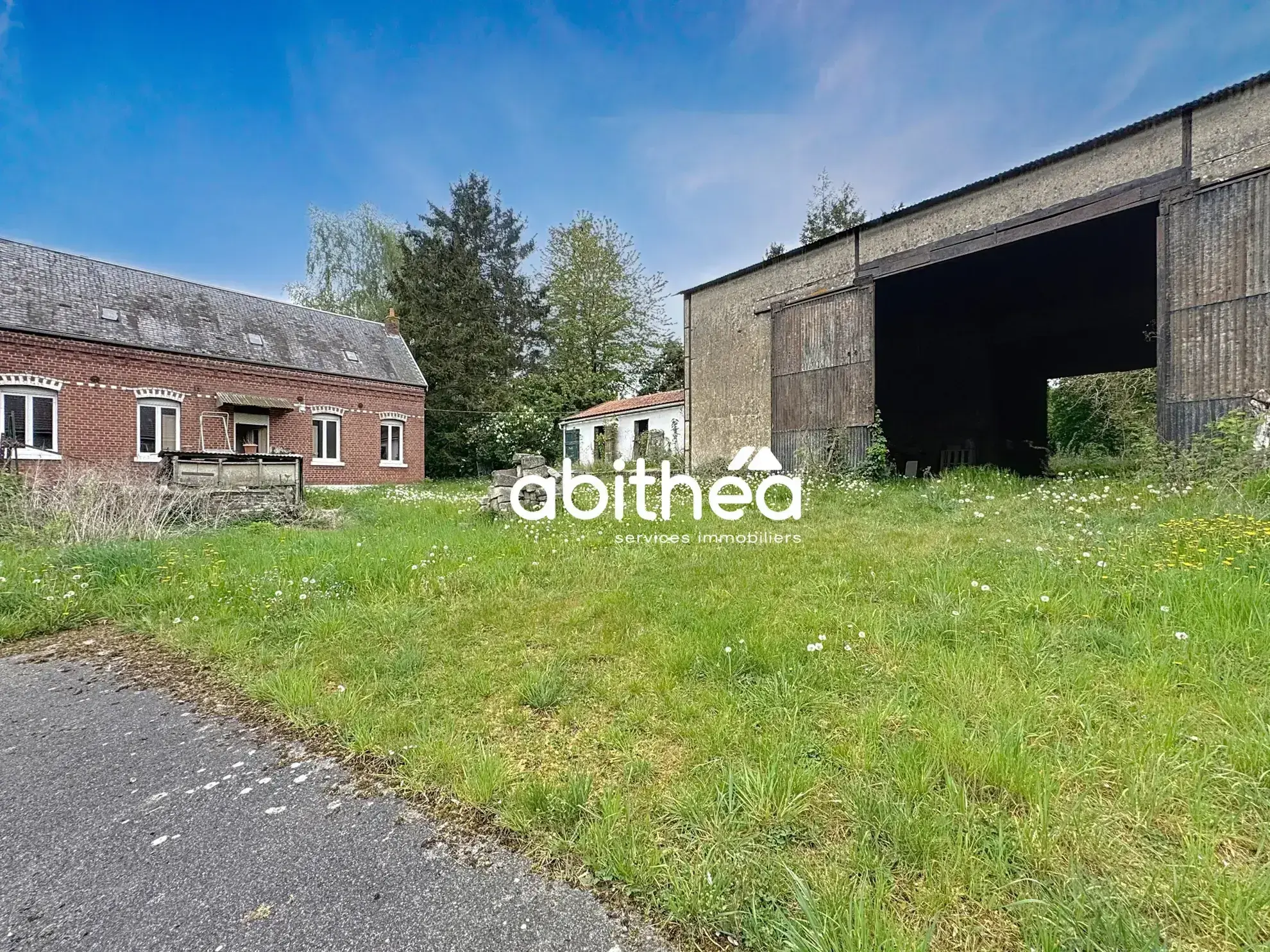 Corps de ferme à rénover avec dépendances et grand terrain à Courcelles-le-Comte 