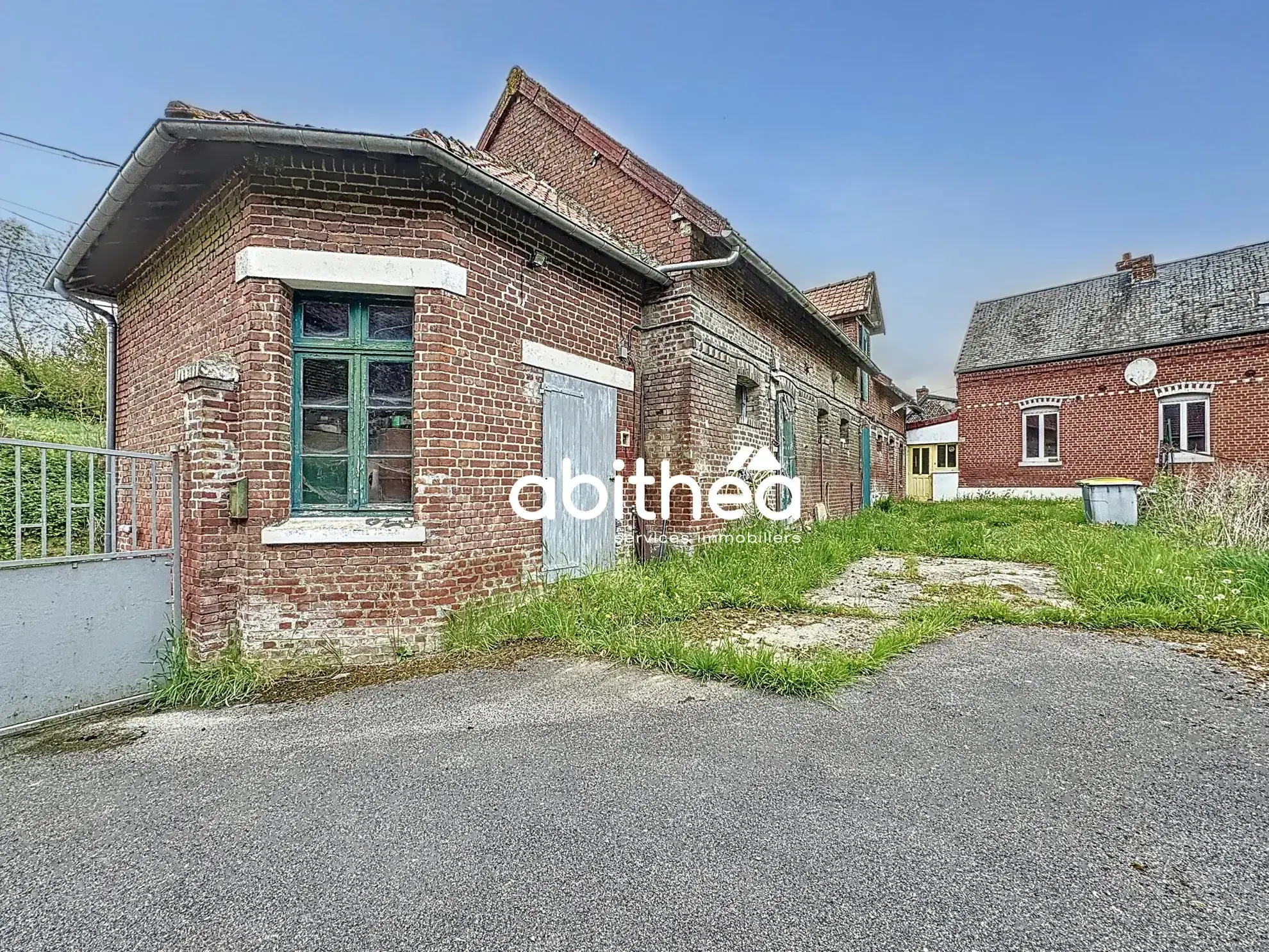 Corps de ferme à rénover avec dépendances et grand terrain à Courcelles-le-Comte 