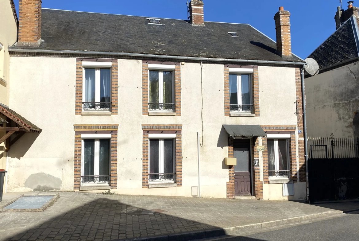 Maison de ville spacieuse à vendre à Courtenay avec dépendance et jardin 