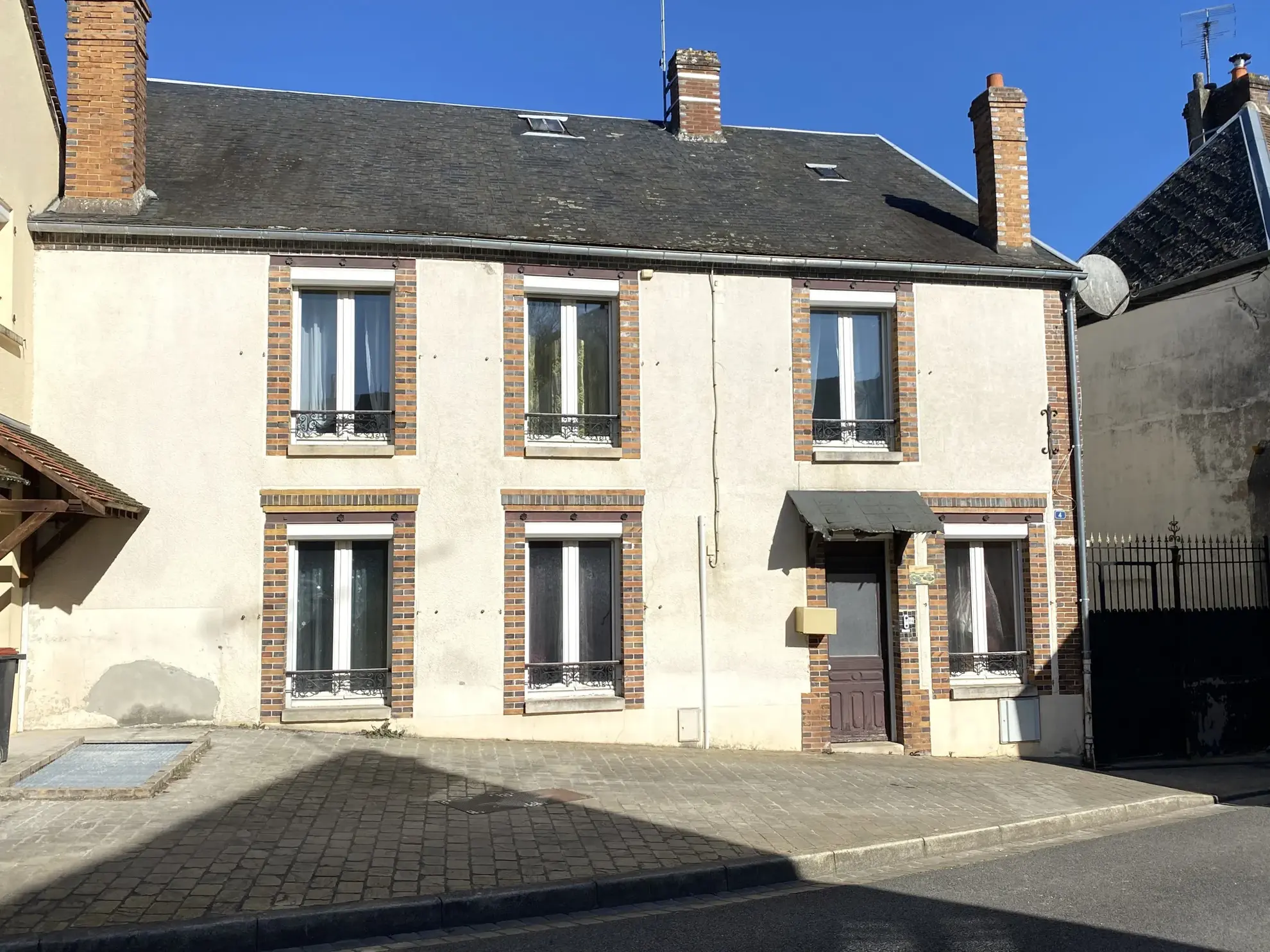 Maison de ville spacieuse à vendre à Courtenay avec dépendance et jardin 