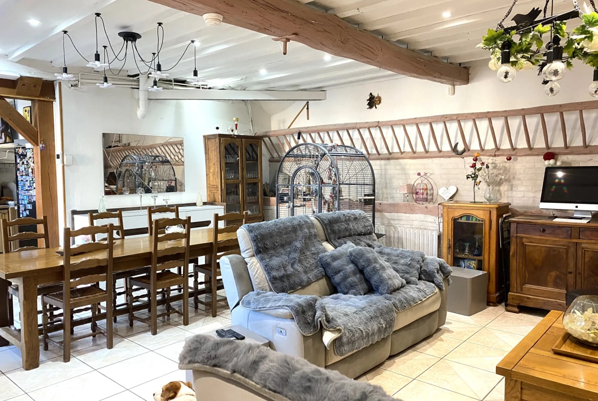 Maison de ville spacieuse à vendre à Courtenay avec dépendance et jardin 