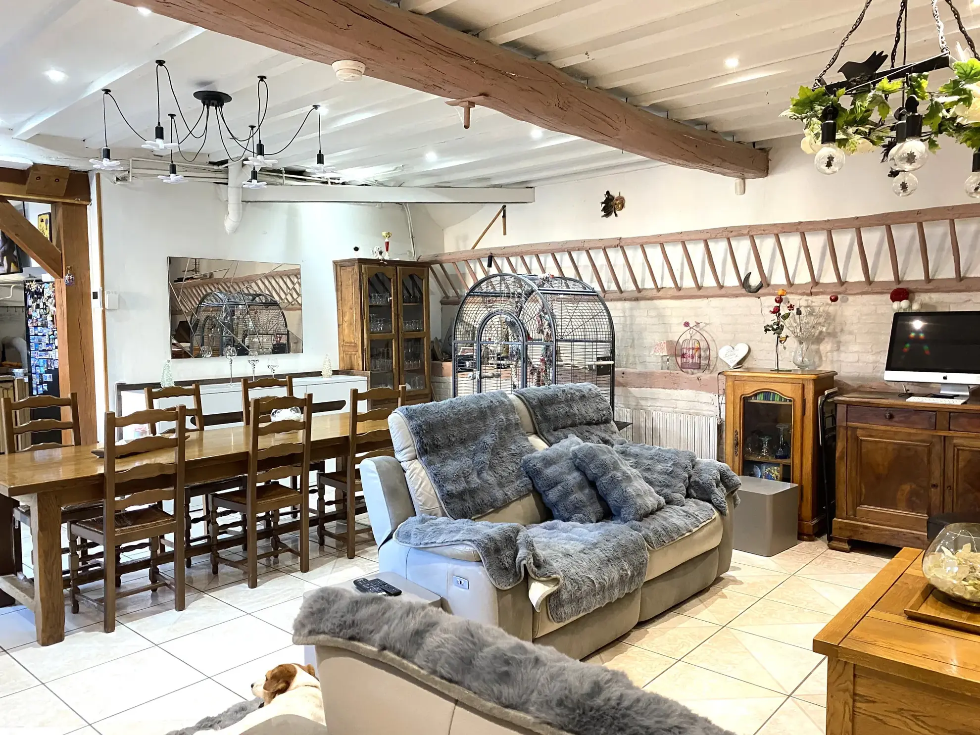 Maison de ville spacieuse à vendre à Courtenay avec dépendance et jardin 