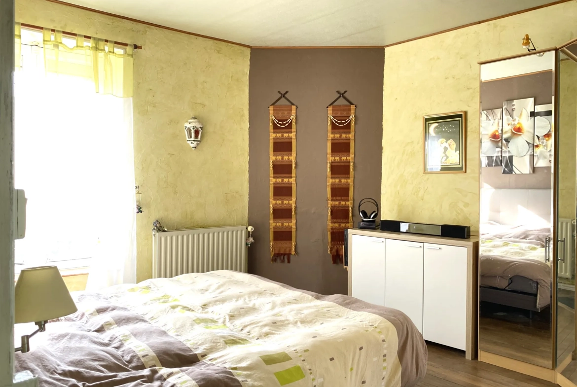 Maison de ville spacieuse à vendre à Courtenay avec dépendance et jardin 
