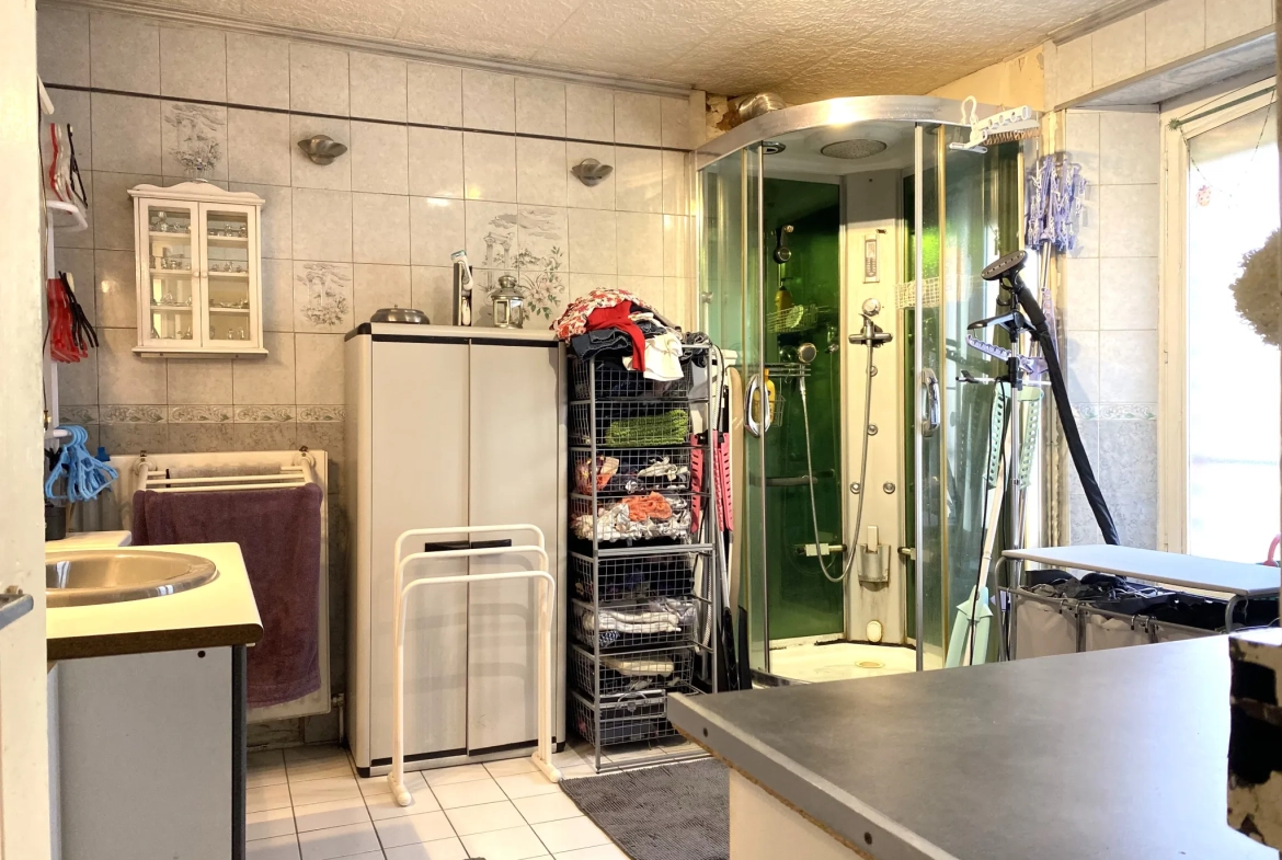 Maison de ville spacieuse à vendre à Courtenay avec dépendance et jardin 