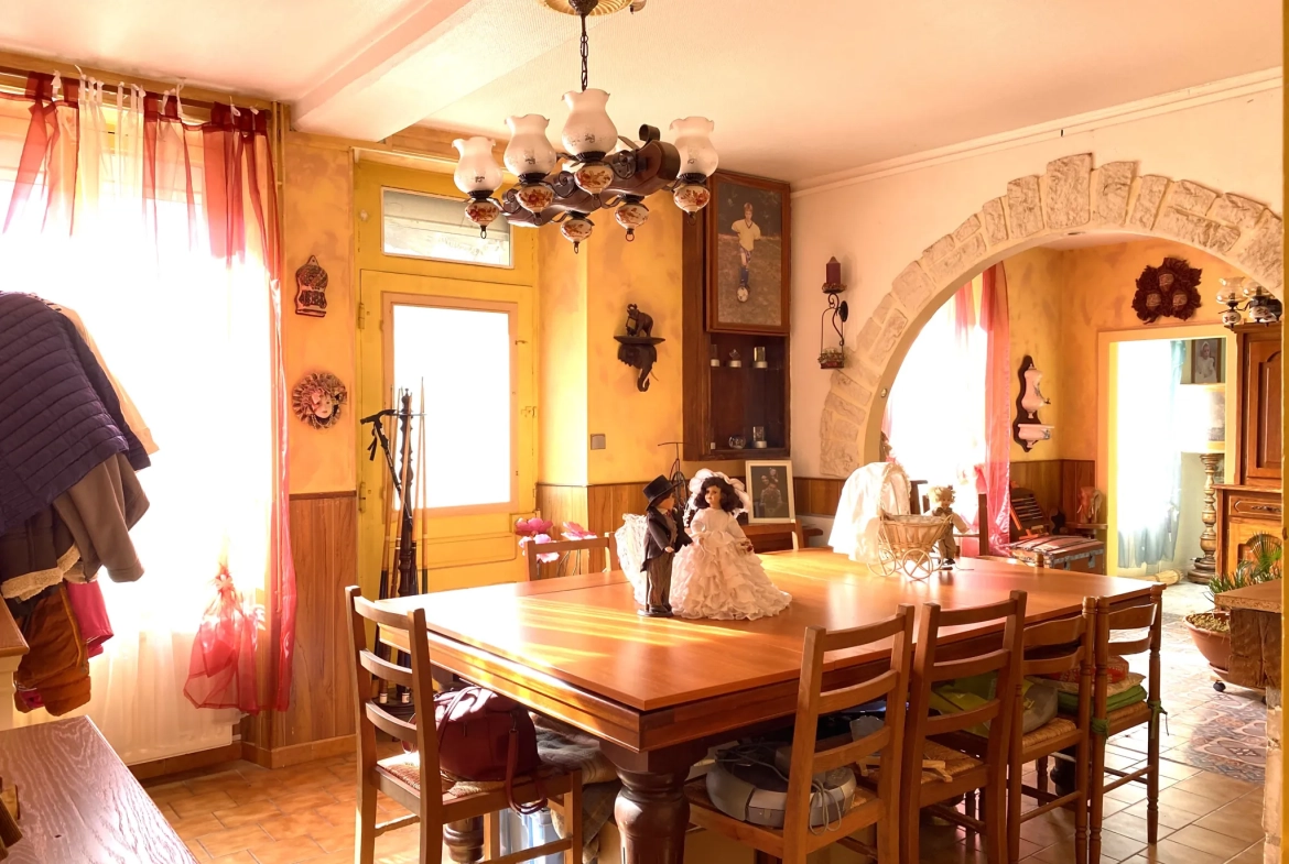 Maison de ville spacieuse à vendre à Courtenay avec dépendance et jardin 
