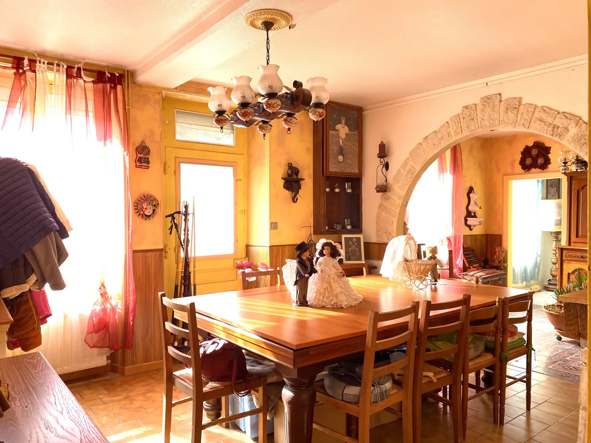 Maison de ville spacieuse à vendre à Courtenay avec dépendance et jardin 